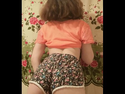 ❤️ دختر جوان سکسی که شورتش را جلوی دوربین در می آورد فیلم لعنتی  در ما